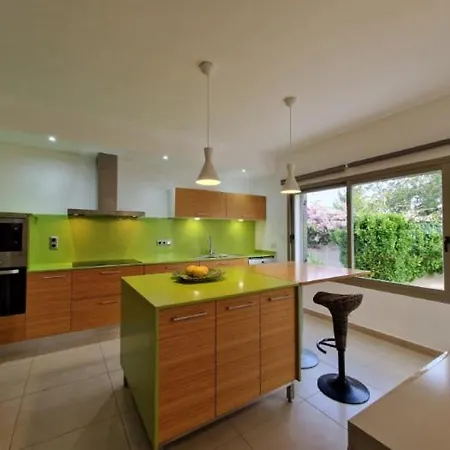 Moderna Casa Con Piscina Privada Nyaraló *
